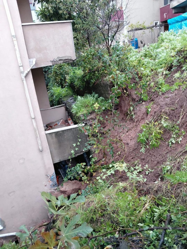 Zonguldak Karadeniz Ereğli'de toprak kayması evin alt kat balkonuna zarar verdi