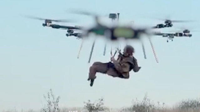 Karadan ulaşılamayan yaralı Ukraynalı asker cepheden dronla kurtarıldı