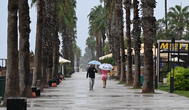 Antalya'da sağanak yağışa rağmen Konyaaltı Sahili'nde denize girildi