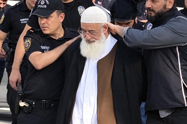 69 yaşındaki yazar, DEAŞ operasyonunda ters kelepçeyle gözaltına alındı! Görüntülere soruşturma başlatıldı