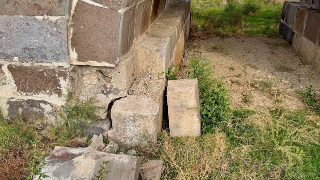 Bolvadin'de Kanuni'nin ordusuyla geçtiği Kırkgöz Köprüsü bakımsızlıktan zarar gördü
