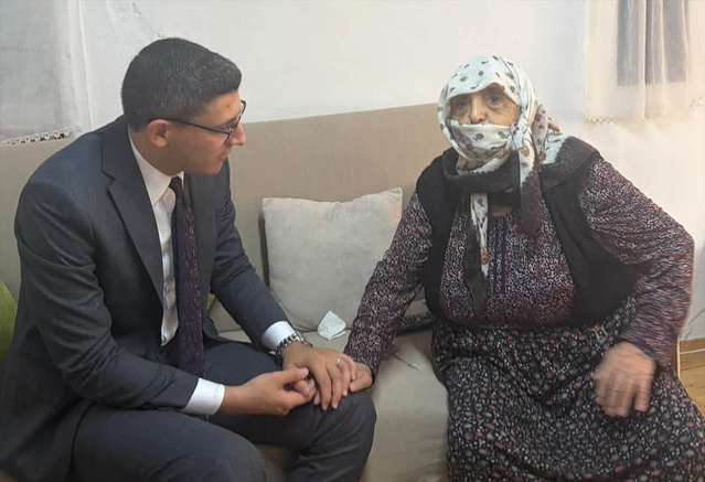 Yaşlılar Günü'nde Güdül Kaymakamı Akar, yaşlıları evlerinde ziyaret etti