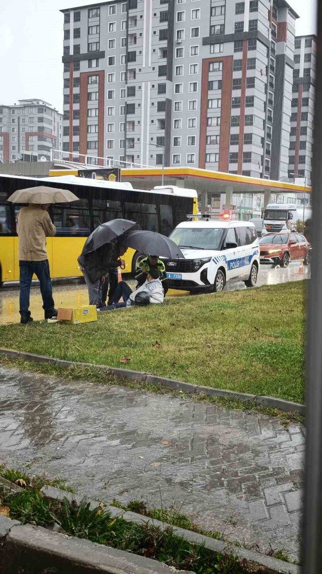 Kastamonu'da motosikletten düşen yaralı sürücüyü trafik polisi şemsiyeyle korudu