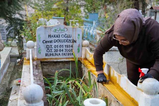 Gümüşhane'de kadın sanatçı, silik mezar taşları ve çeşmeleri gönüllü yeniledi