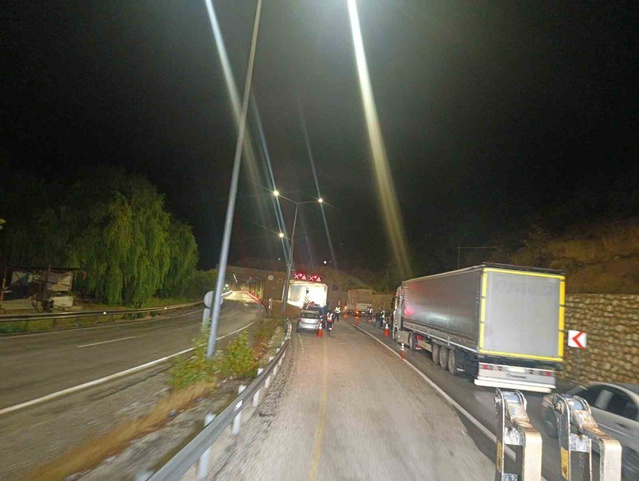 Erkenek Tüneli'nde duvara çarpan yakıt tankeri yolu kapatınca tünel trafiğe kapatıldı