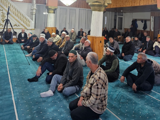 Niğde Bor'da İlçe Müftülüğünün sabah namazı buluşmasında gençler aileleriyle buluştu