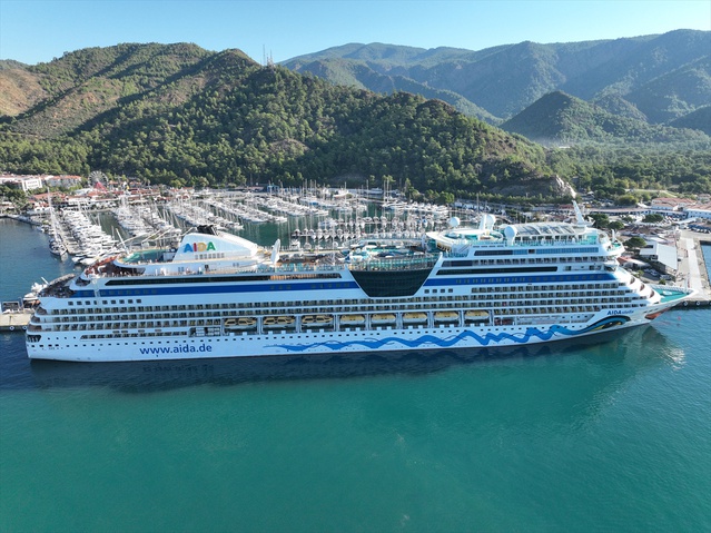 Marmaris'e çoğu Alman 2 bin 305 yolcu getiren Aida Stella akşam Antalya'ya gidecek