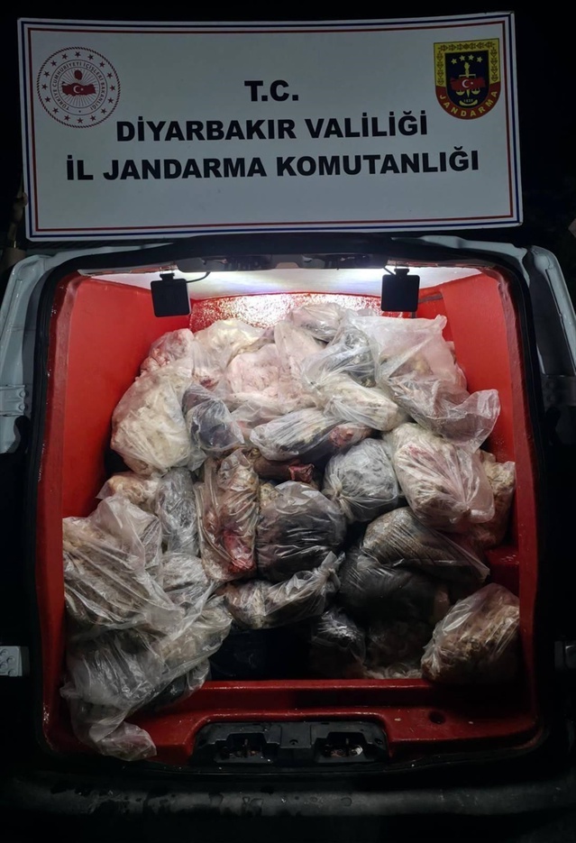 Diyarbakır Çınar'da jandarma yaklaşık 820 kg sağlıksız hayvansal ürün ele geçirdi