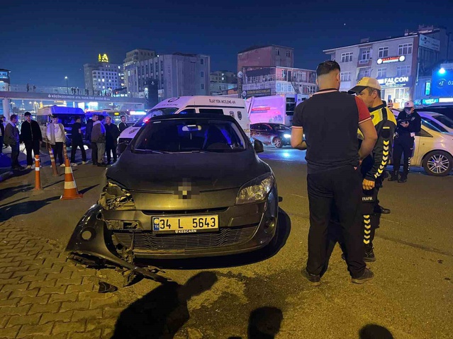 Küçükçekmece'de motosiklet otomobille çarpıştı, sürücüsü öldü, 1 kişi ağır yaralandı