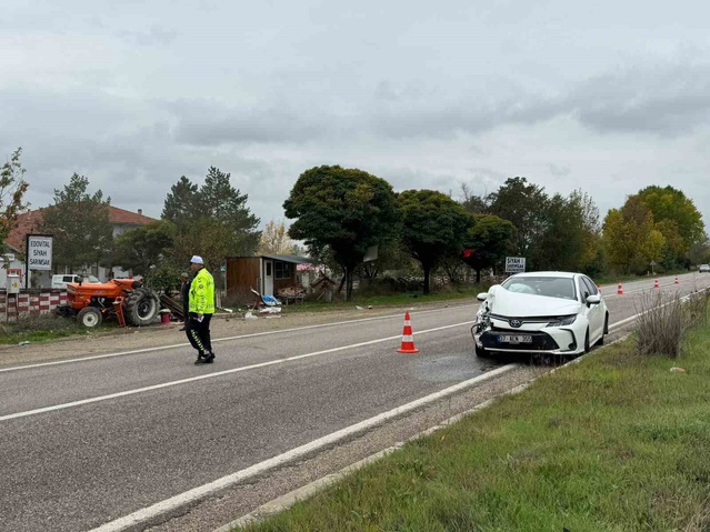 Kastamonu Taşköprü'de traktöre arkadan çarpan otomobilin sürücüsü yaralandı