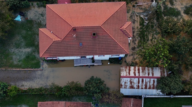 Düzce Gölyaka'da taşkında su altında kalan ev ve arazilerde tahliye sürüyor