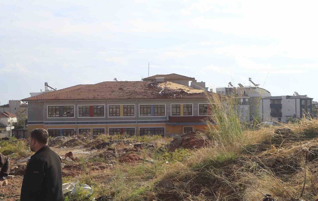 Antalya Kepez'deki hortumda 4 işçi öldü, konteyner parçaları 100 metre öteye savruldu