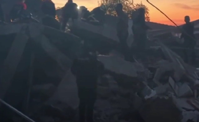 Zonguldak'ta 2 katlı bina çöktü, enkazdan bir kişi yaralı kurtarıldı, bir kişi öldü