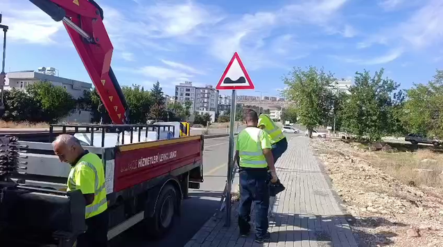 Adıyaman Belediyesi okul çevrelerinde hız kesici kasis ve levha montajını sürdürüyor