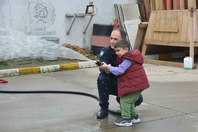 Ordu Ünye'de minik öğrenciler itfaiye aracını yıkayarak mesleği öğrendi
