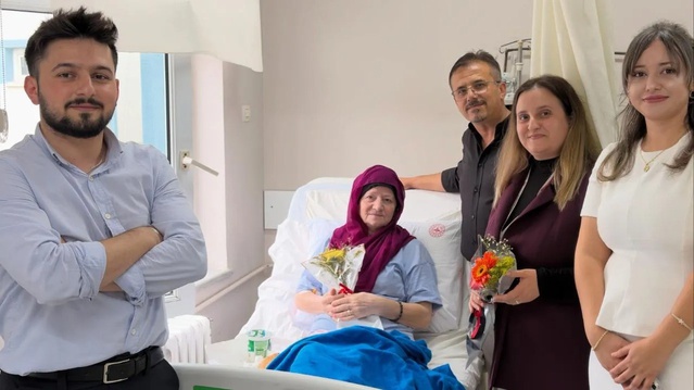 Sinop Türkeli'de hastane yönetimi Hasta Hakları Günü'nde hastalara çiçek verdi