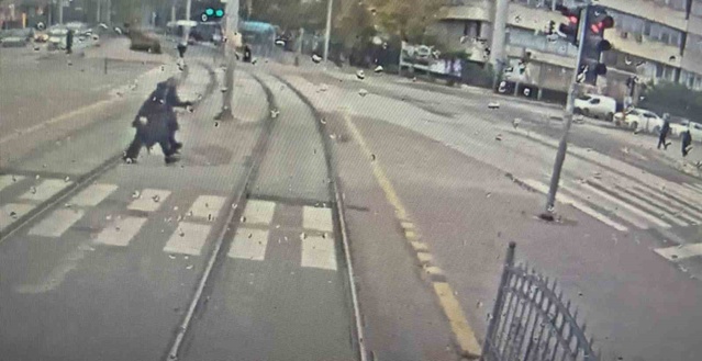 Kocaeli İzmit'te tramvayın altında sıkışan 71 yaşındaki kadın kurtarılamadı