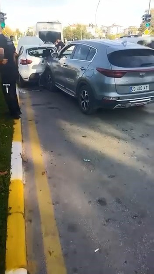 Elazığ'da cip, otomobil ve minibüsün karıştığı zincirleme kazada 1 kişi yaralandı