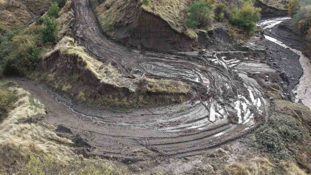 Elazığ İl Özel İdaresi, selin yol açtığı hasarı Yurtbaşı ve Yazıkonak'ta gideriyor