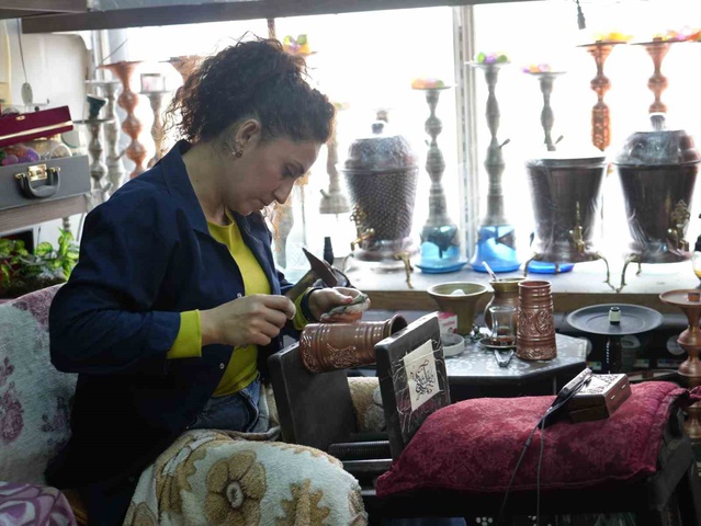 Gaziantep'te bakırcılıkta usta Seda Çetin, 11 yıldır erkek ustalarla aynı işi yapıyor