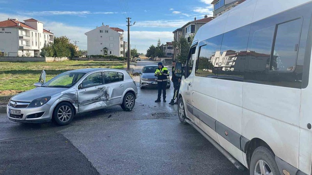 Karaman'da okul servisiyle otomobil kavşakta çarpıştı, otomobil sürücüsü yaralandı