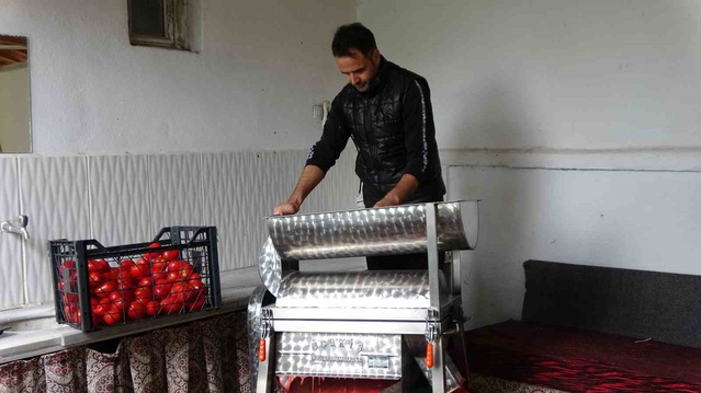 Yozgat Sorgun'da 3 arkadaş, eşlerine destek için 300 kilo domatesi salçaya çevirdi