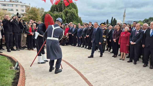 Tekirdağ'da 29 Ekim çelenk töreninde Vali Soytürk şeref defterini imzaladı