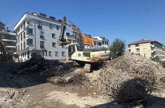 Küçükçekmece'de 7 katlı bina yıkım sırasında çöktü, sakinler tepki gösterdi