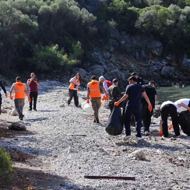Muğla Ula'da Gökova Körfezi koylarında kıyı ve deniz dibi atıkları toplandı