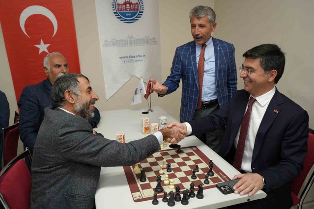 Erzurum'da 65 yaş üstü satranç tutkunları ve sağlık çalışanları aynı masada buluştu