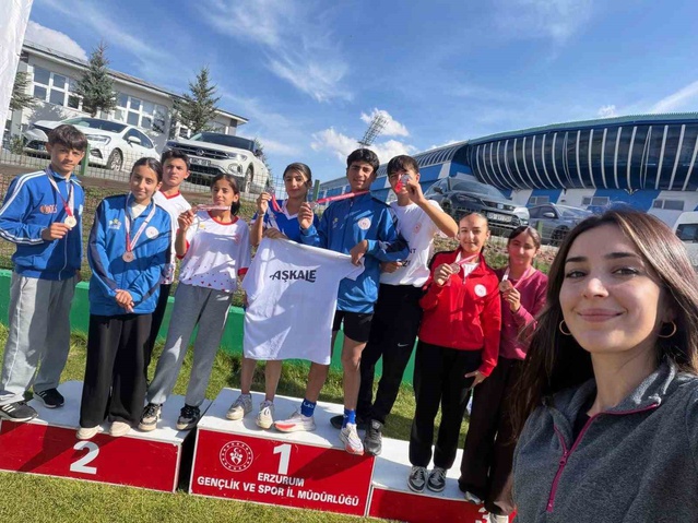 Aşkale YİBO Ortaokulu atletizmde kupa kazandı, sporcular madalyalarla döndü