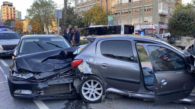 Beşiktaş Barbaros Bulvarı'nda 5 araç zincirleme kazaya karıştı, 2 kişi yaralandı.
