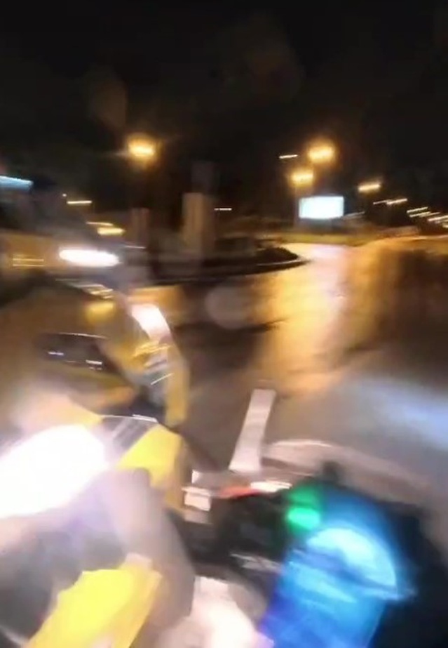 Antalya'da motosikletle hafif ticari araç çarpıştı, kaza kask kamerasına yansıdı