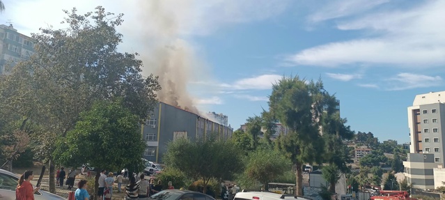İzmir Karabağlar'da okul çatısında çıkan yangın bir saat sonra kontrol altına alındı
