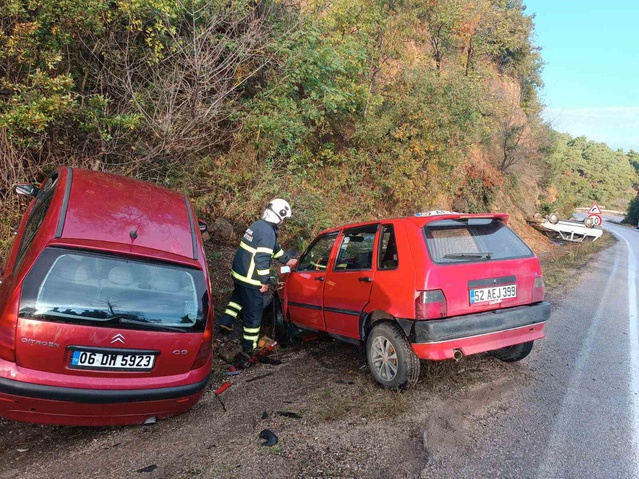 Tokat-Niksar kara yolu Dönekse mevkisinde sabah iki ayrı kazada 3 kişi yaralandı