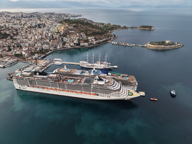 Kuşadası'na 4 kruvaziyerle 6 bin turist geldi, çoğunluğu ABD'li