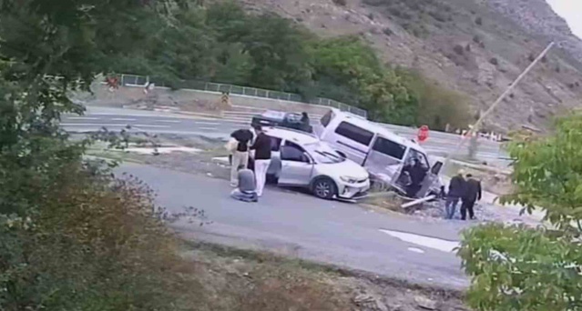 Gümüşhane'de minibüs dolmuş durağına savruldu, kazada 4 kişi yaralandı