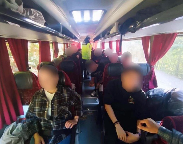 Bursa Mustafakemalpaşa'da trafik jandarması, servis kullanan öğrencilere eğitim verdi