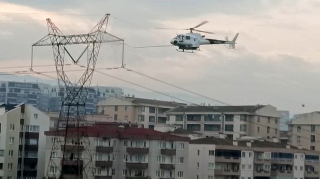Bursa'da elektrik hatlarının bakımı helikopterle yapıldı, vatandaşlar anları kaydetti