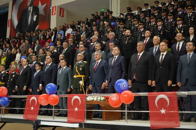 Niğde'de Cumhuriyet'in 103'üncü yılı gösteriler ve resmi geçitle kutlandı