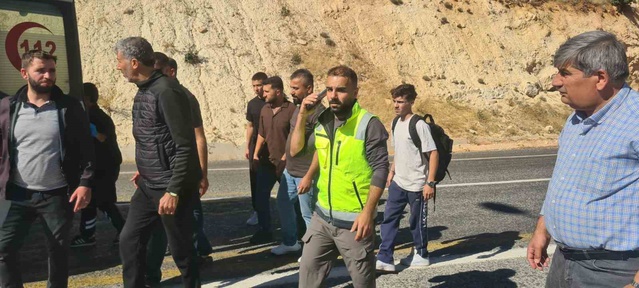 Siirt Eruh'ta ponza yüklü tır bariyerlere çarptı, sıkışan sürücü ağır yaralandı