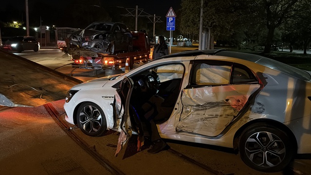 Eskişehir Tepebaşı'nda iki otomobil çarpıştı; 3 kişi yaralanarak hastaneye kaldırıldı.