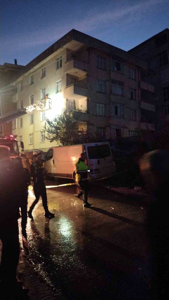 Maltepe Cevizli'deki binada çökme oldu, mahsur kalanlar tahliye ediliyor