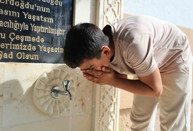 6 Şubat depreminde Erdoğdu ailesinin hatırasına Adana Yüreğir'de hayrat çeşme açıldı