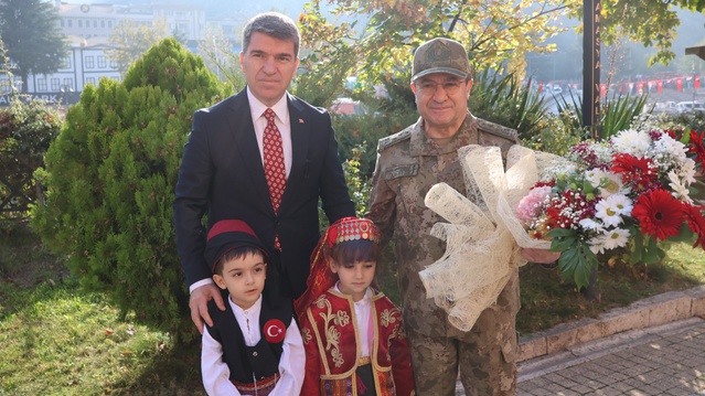 Genelkurmay Başkanı Bayraktaroğlu, Amasya Valiliğinde Şeref Defteri'ni imzaladı