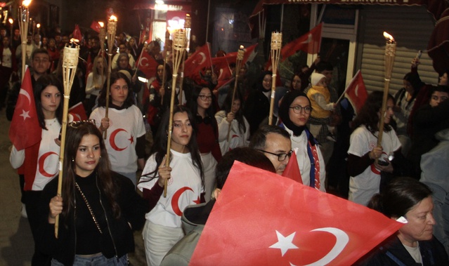 Sinop'ta fener alayı Cumhuriyet Bayramı coşkusunu İskele Meydanı'na taşıdı
