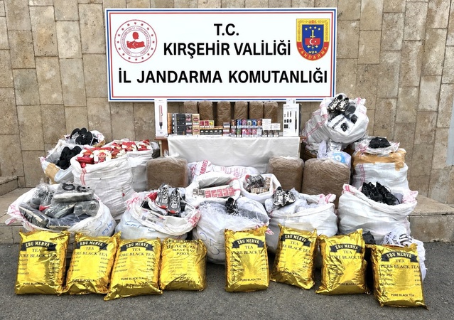 Kırşehir'de jandarma, otoyol gişesinde 2,8 milyon TL'lik gümrük kaçağı ele geçirdi.