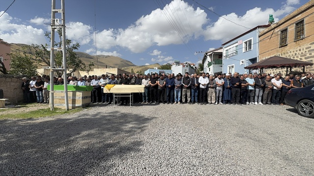 Tarsus'taki kazada hayatını kaybeden çift, Niğde Fesleğen'de defnedildi