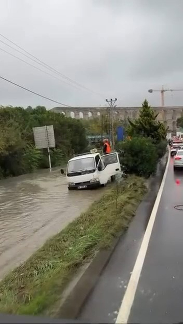 İstanbul Eyüpsultan'da kamyonet taşan rögara düştü, şoför yardım istedi