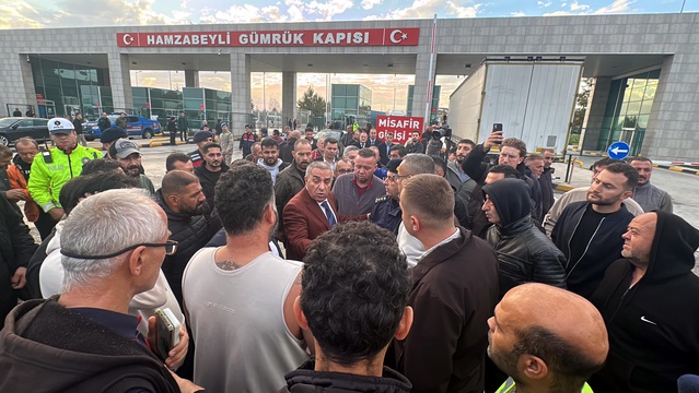 Hamzabeyli'de dozvola alamayan TIR şoförleri 3 saat süren eylemle girişi kapattı